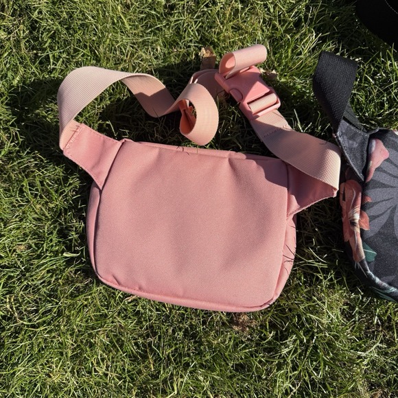 Herschel Seventeen Hip Packs Fanny Bags Pink & Floral Adjustable Belt Lot of 2 - Picture 6 of 8